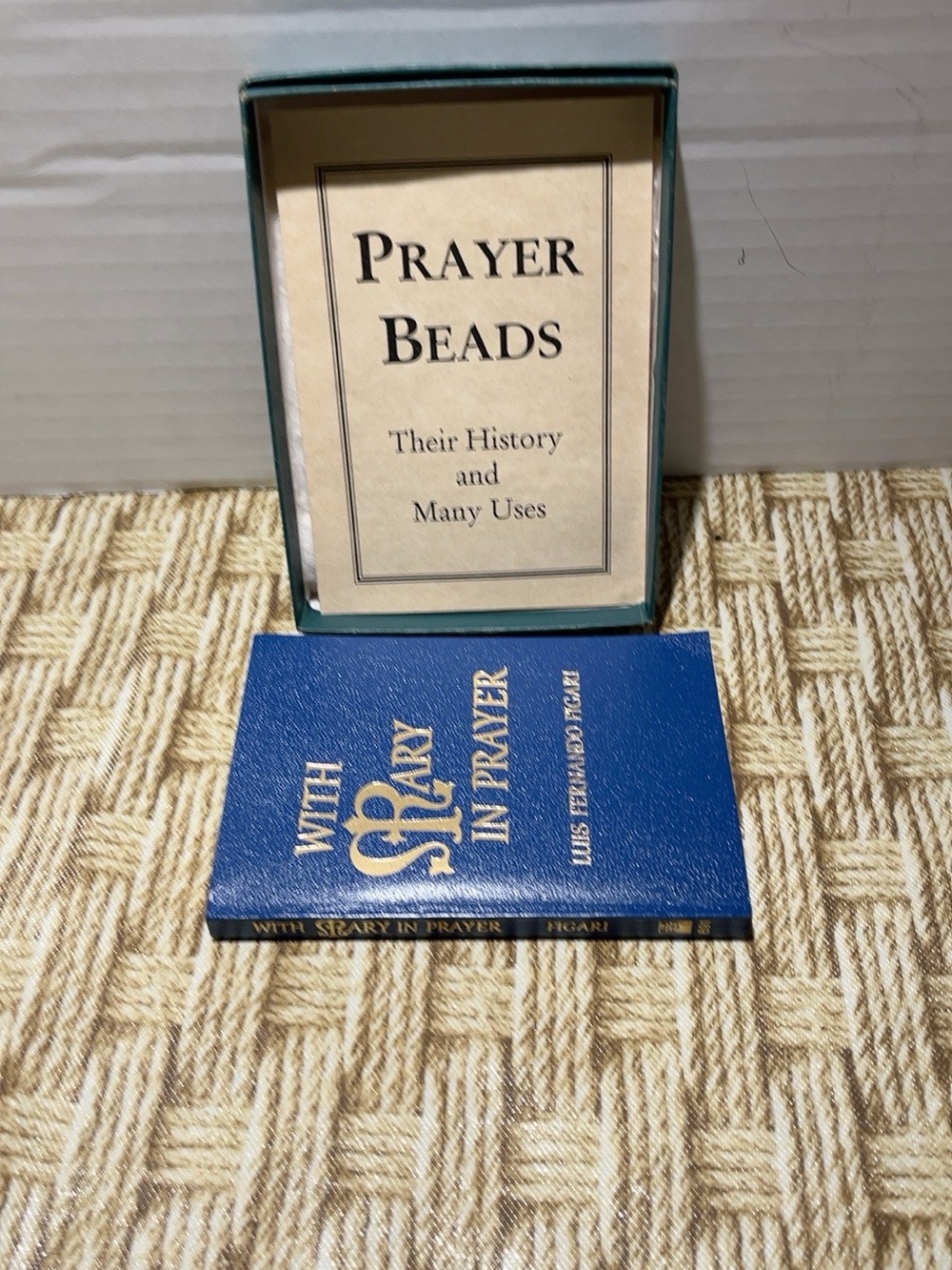 With Mary in Prayer Luis Fernando Figari Catholic Book Prayer Beads Box No Beads